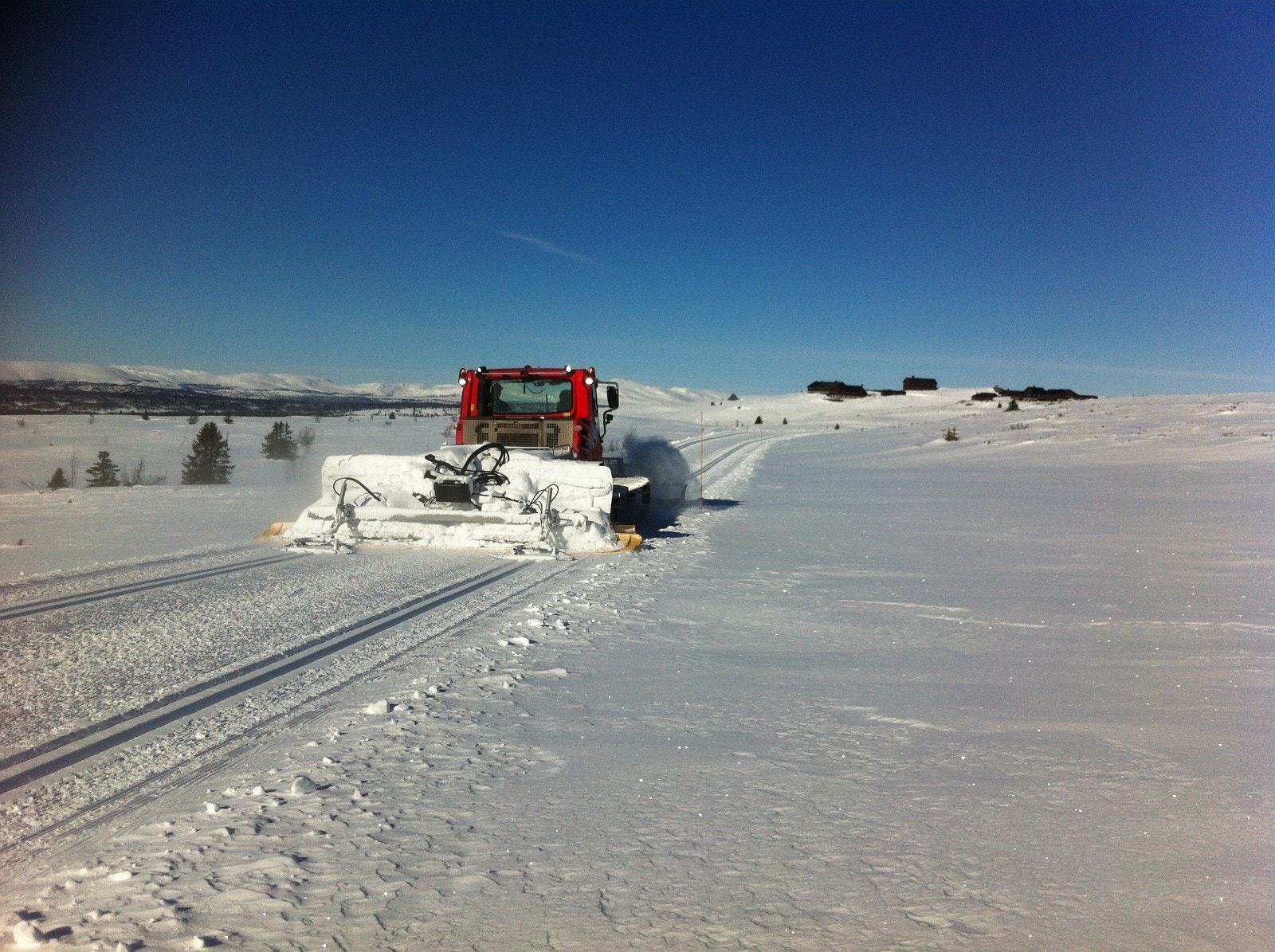Skiløypa med ekstra bred trasè mellom Fagerhøy og Skei, bildet tatt i Gardtjernlia mot Fagerhøy. Galleribilde