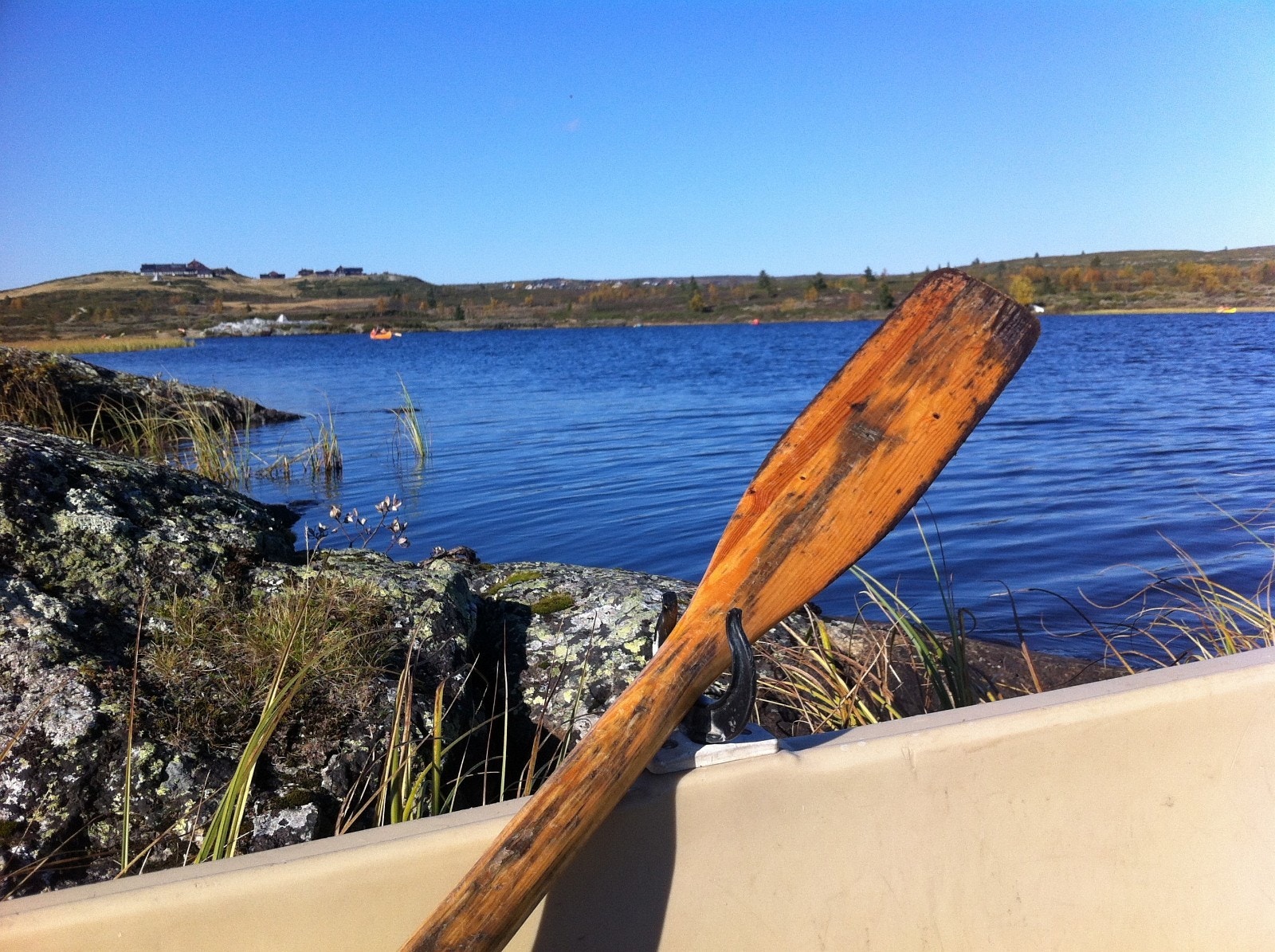 Fisketur på Storgrova. Hyttefeltet ligger til høyre for Fagerhøy. Galleribilde