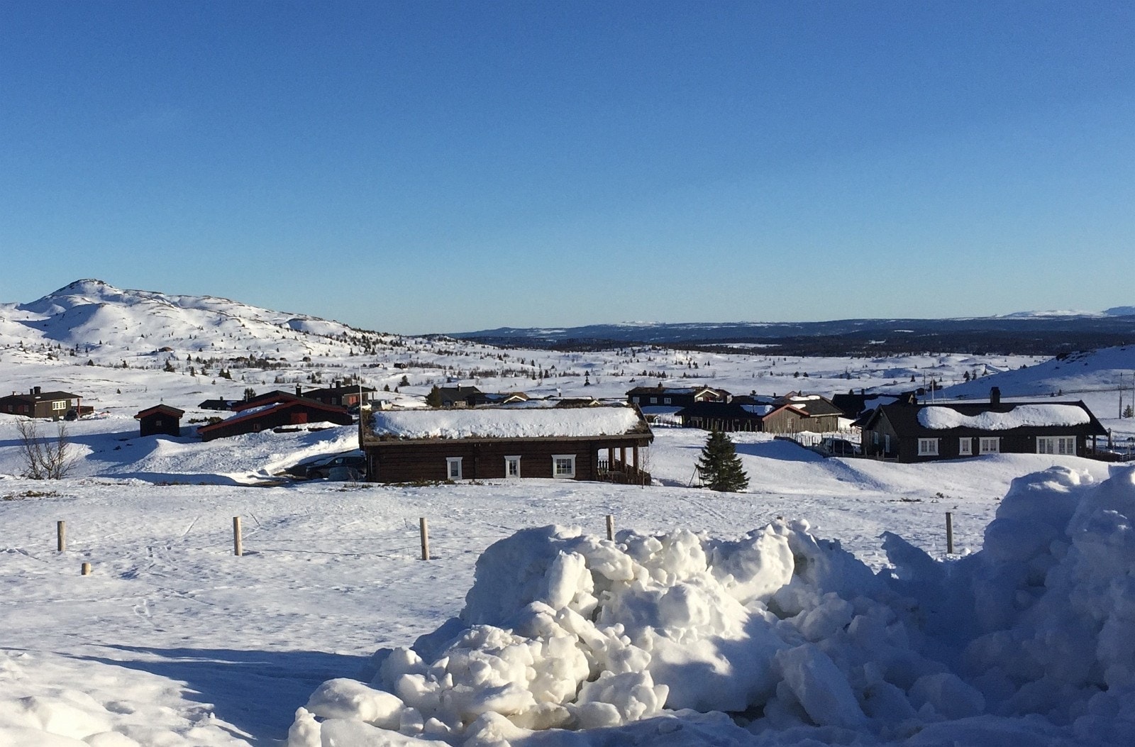 Utsikt fra øverst i hyttefeltet. Peer Gynt veien på høyre side. Galleribilde