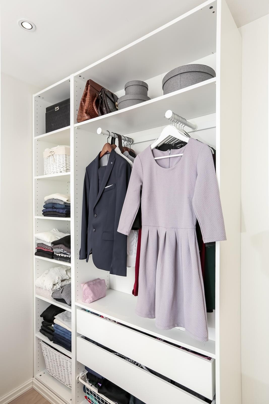 Garderobe. Galleribilde