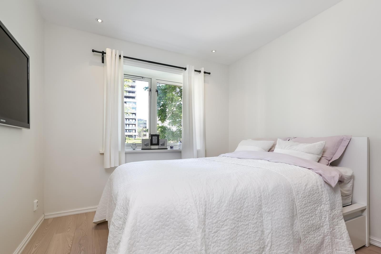Stort hovedsoverom med downlights i tak. Galleribilde