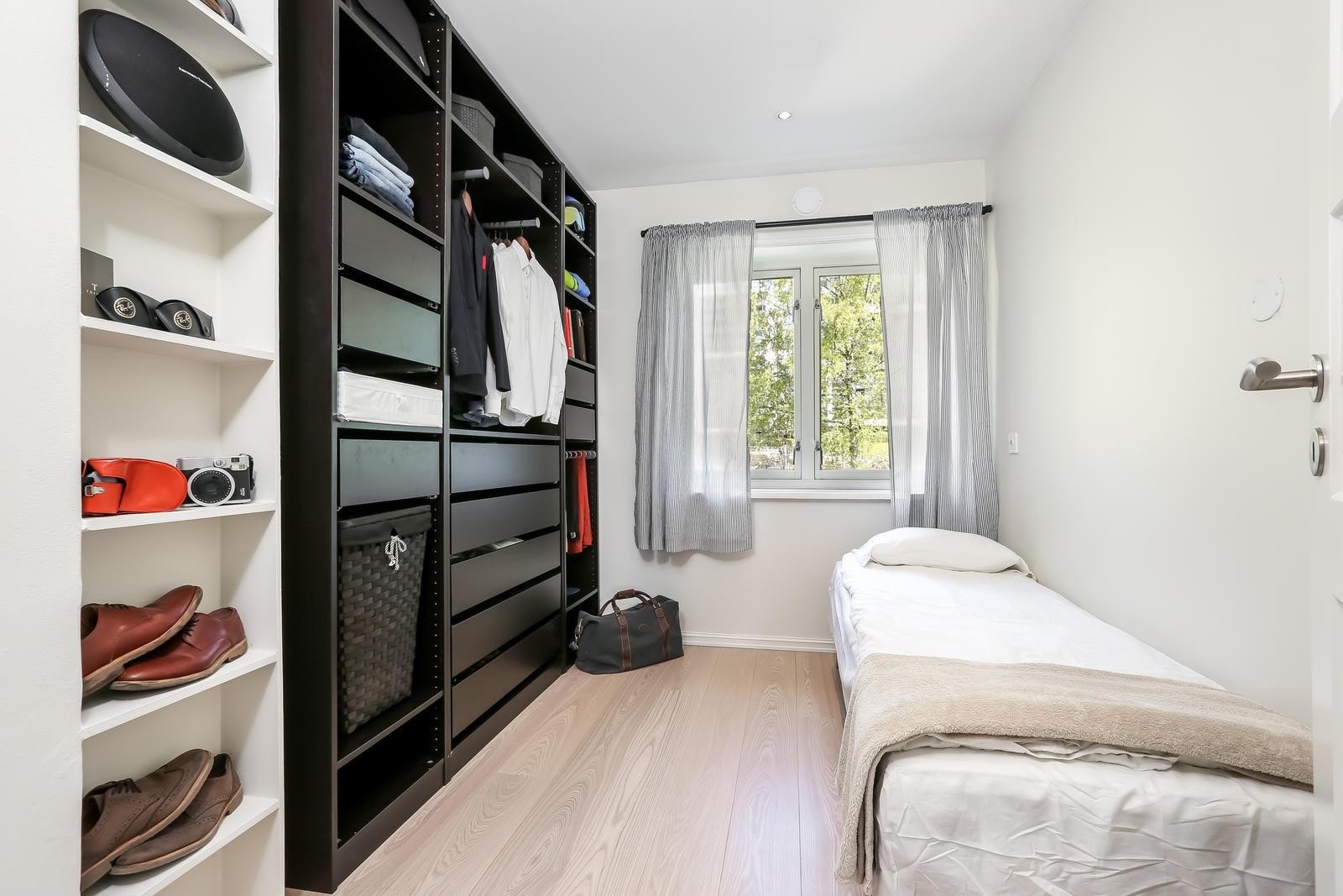Soverom II med stor garderobe og god plass til gjeste- eller barneseng. Galleribilde