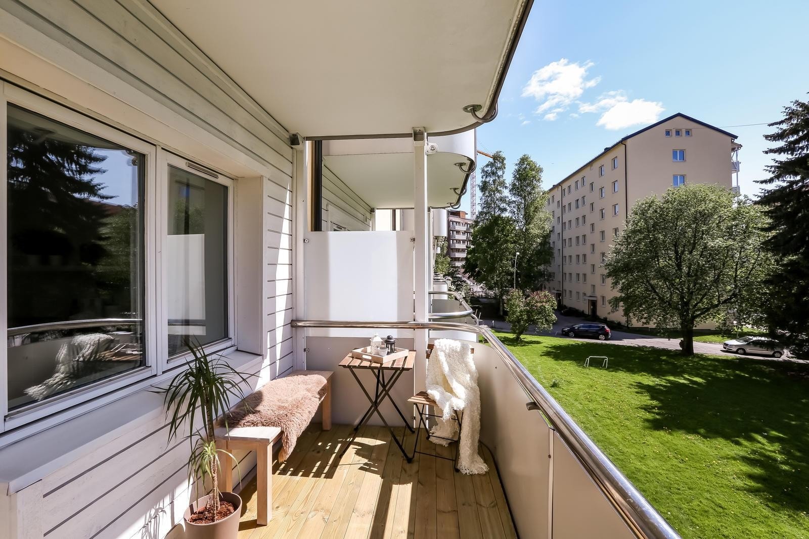 Stor og solrik balkong med god plass til utemøbler. Galleribilde