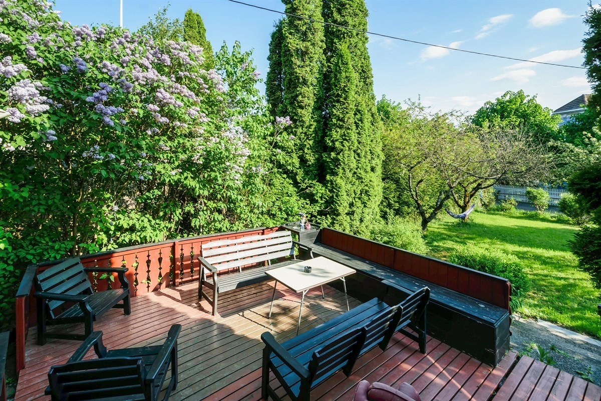 Terrasse med utgang til pent opparbeidet plen. Galleribilde