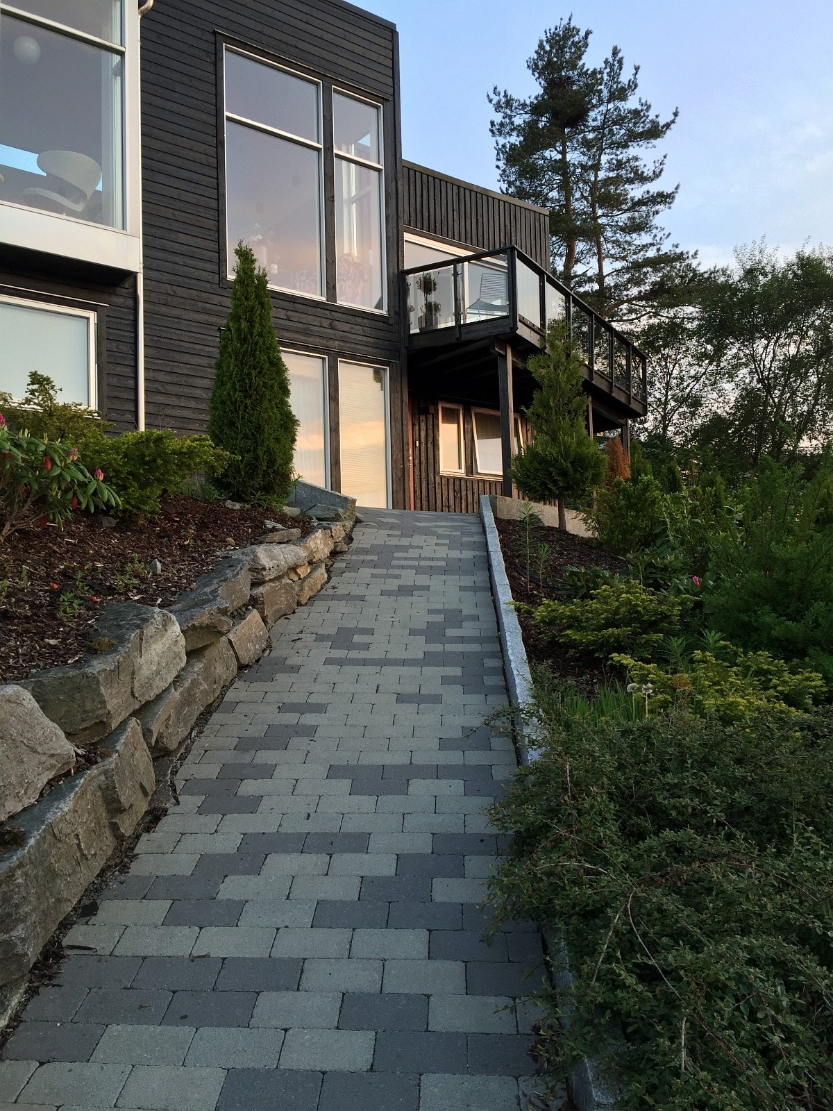 Egen gangvei opp til inngang Galleribilde