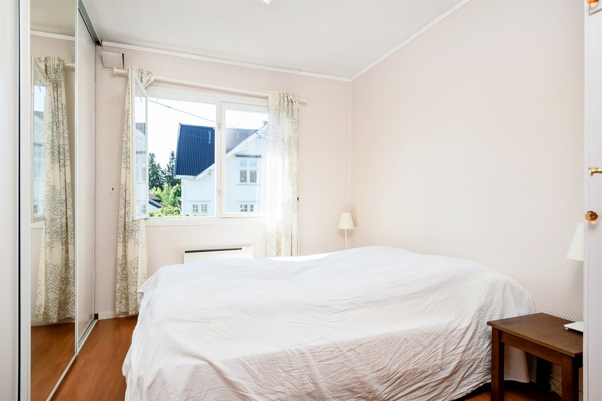 Soverom med skyvedørsgarderobe Galleribilde