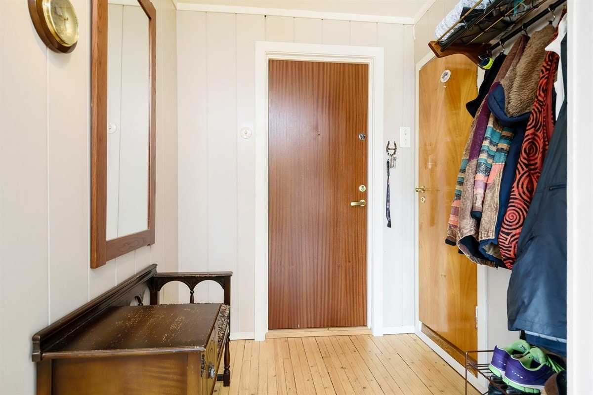 Gang med garderobe Galleribilde