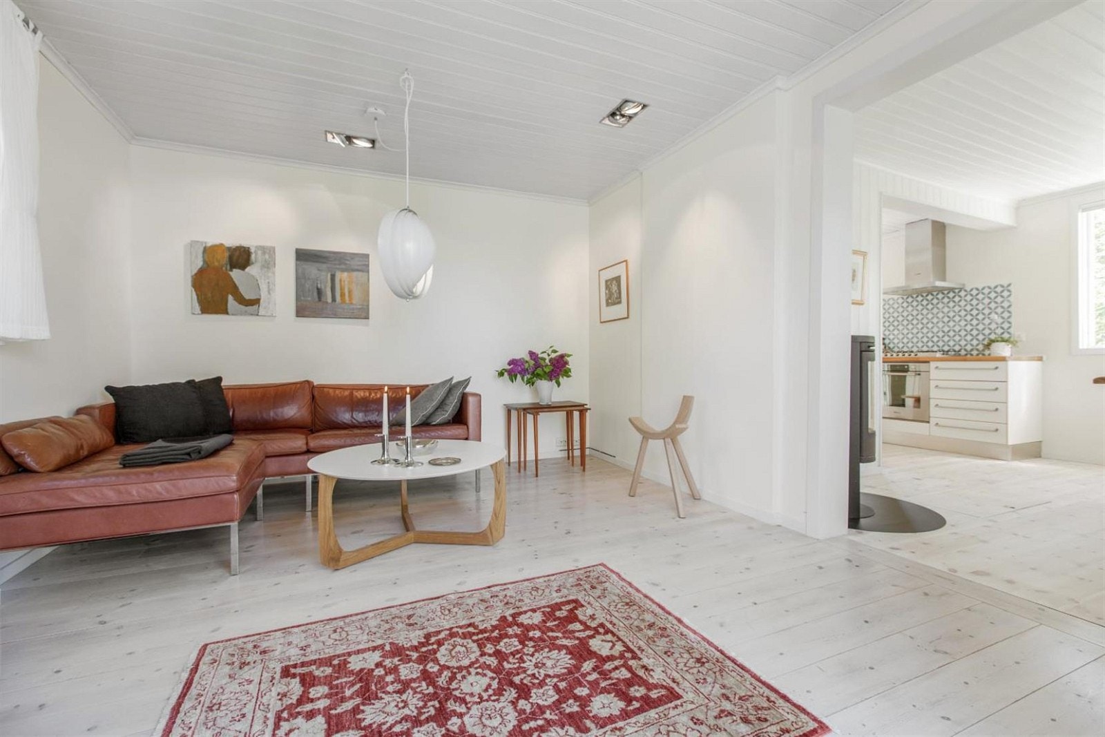 Lys stue med spotlights i tak. Galleribilde