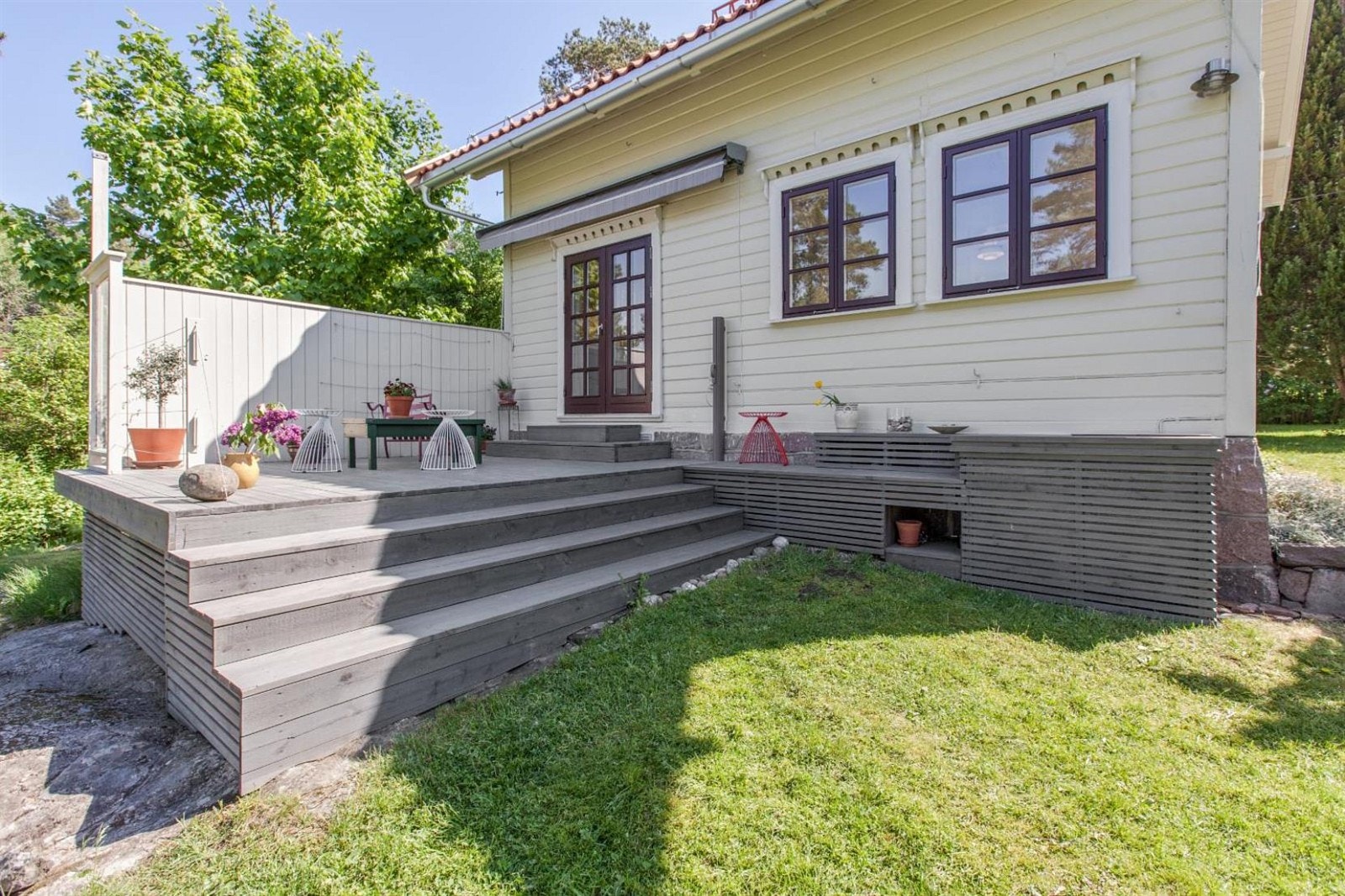 Pent opparbeidet terrasse på 16 kvm. Usjenert, solrik og vestvendt. Galleribilde