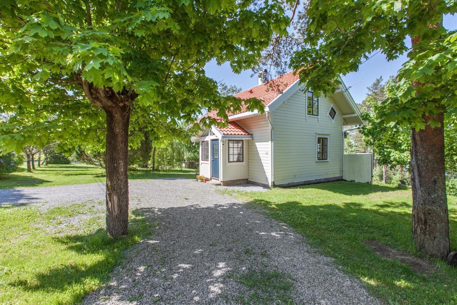 Gruset adkomst med plass til flere biler. Galleribilde