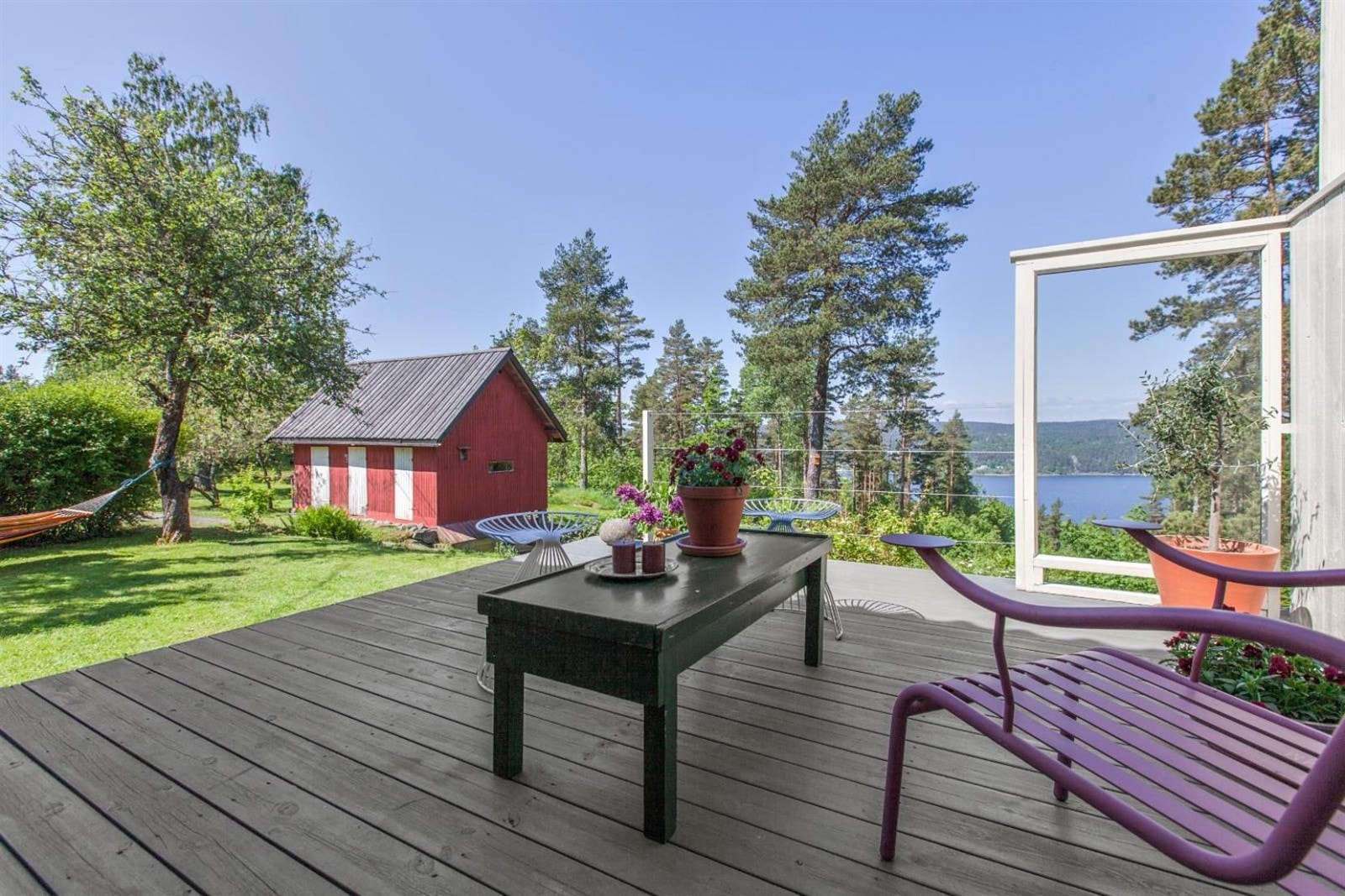 Terrasse med fjordutsikt. Galleribilde