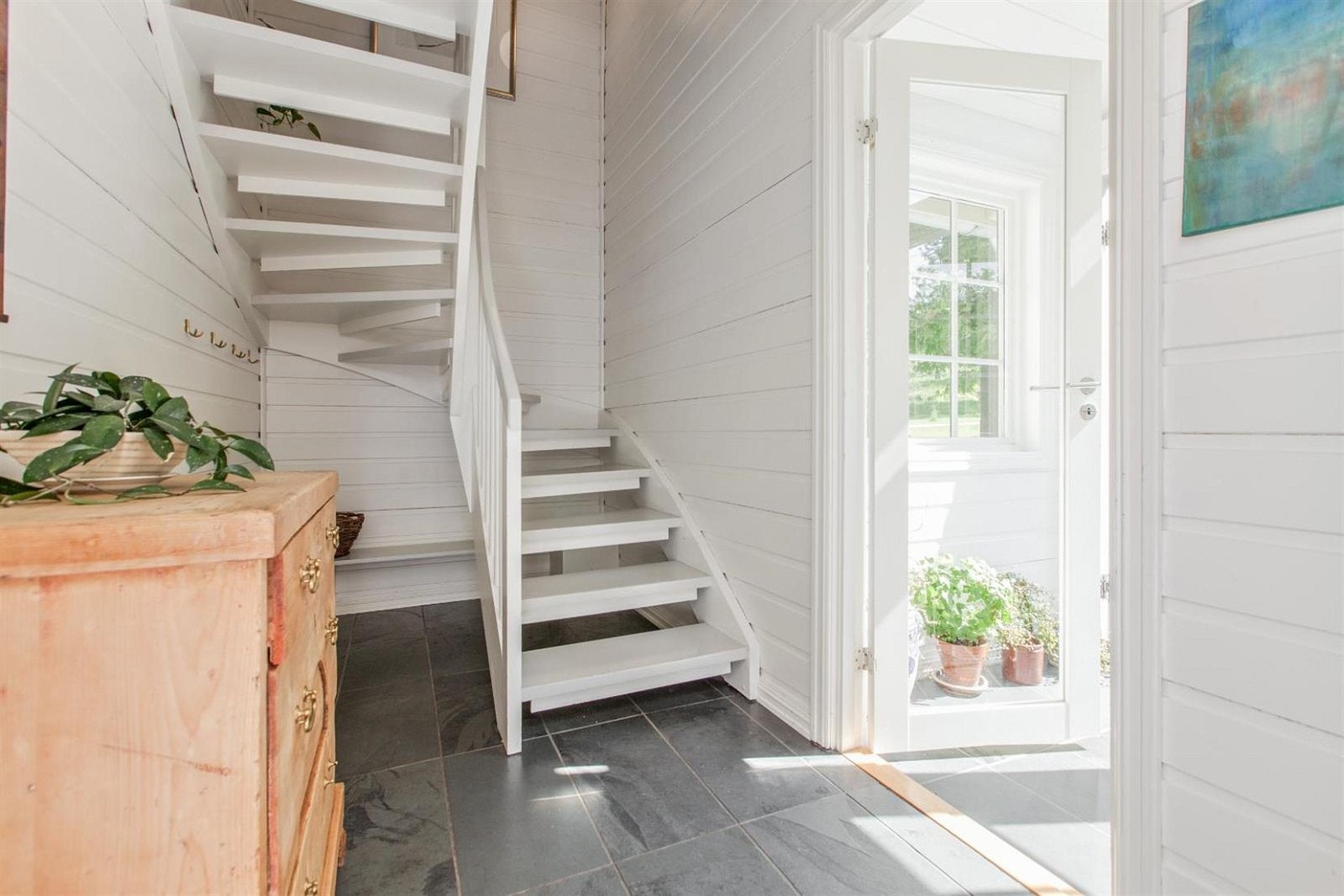 Trapperom med skiferfliser og varmekabler. Galleribilde