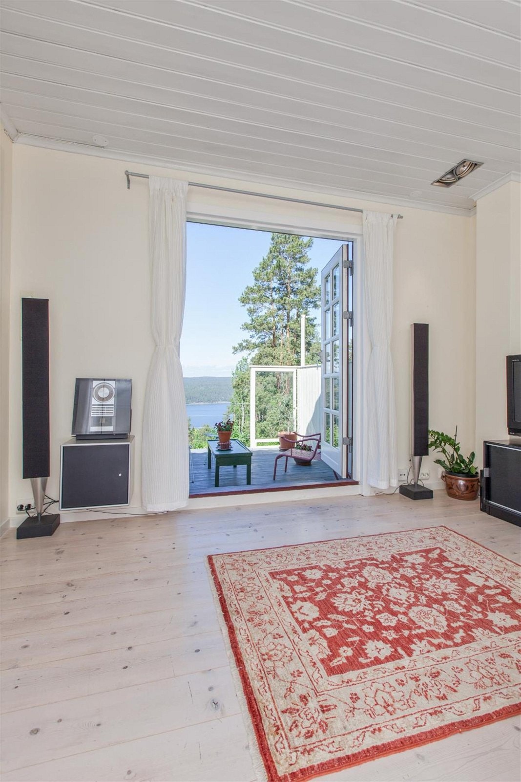 Stue med utgang til solrik terrasse på 16 kvm. med fjordutsikt. Galleribilde
