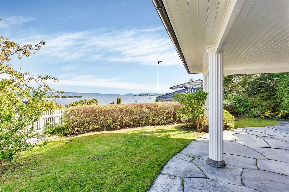 Utsikt og stemningbilde fra hagen Galleribilde