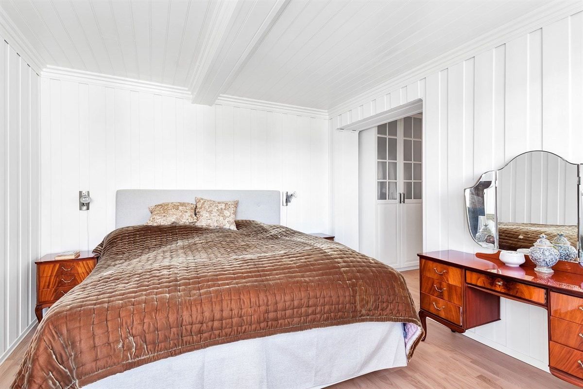 Hovedsoverom med stor garderobe Galleribilde