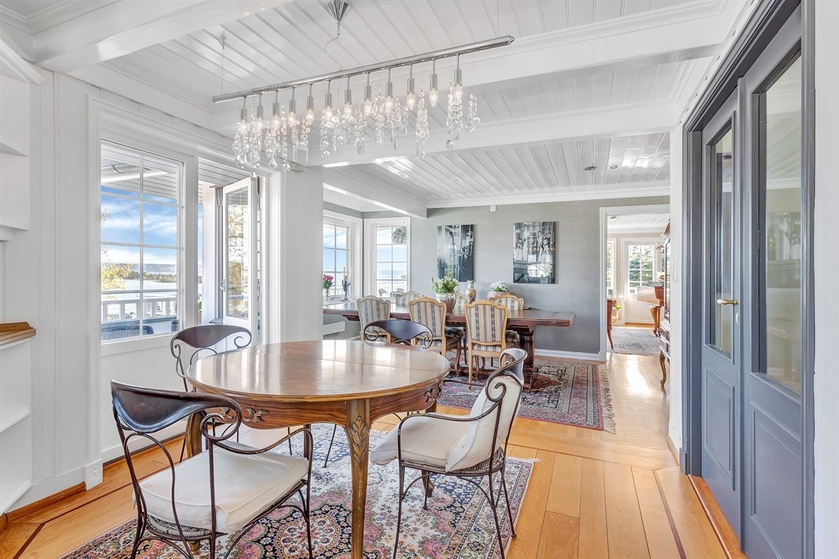 Spiseplass ved kjøkken i forkant samt spisestue Galleribilde