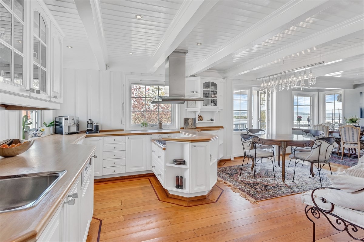 Kjøkken med flott utsikt og utgang terrasse Galleribilde