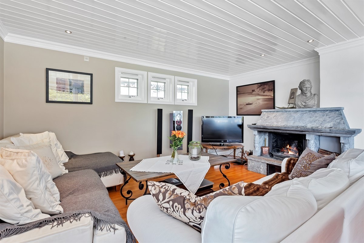 Flott stue med peis Galleribilde