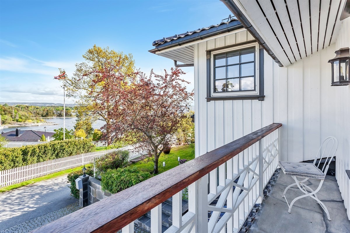 Terrasse med utgang fra praktikantdelen Galleribilde