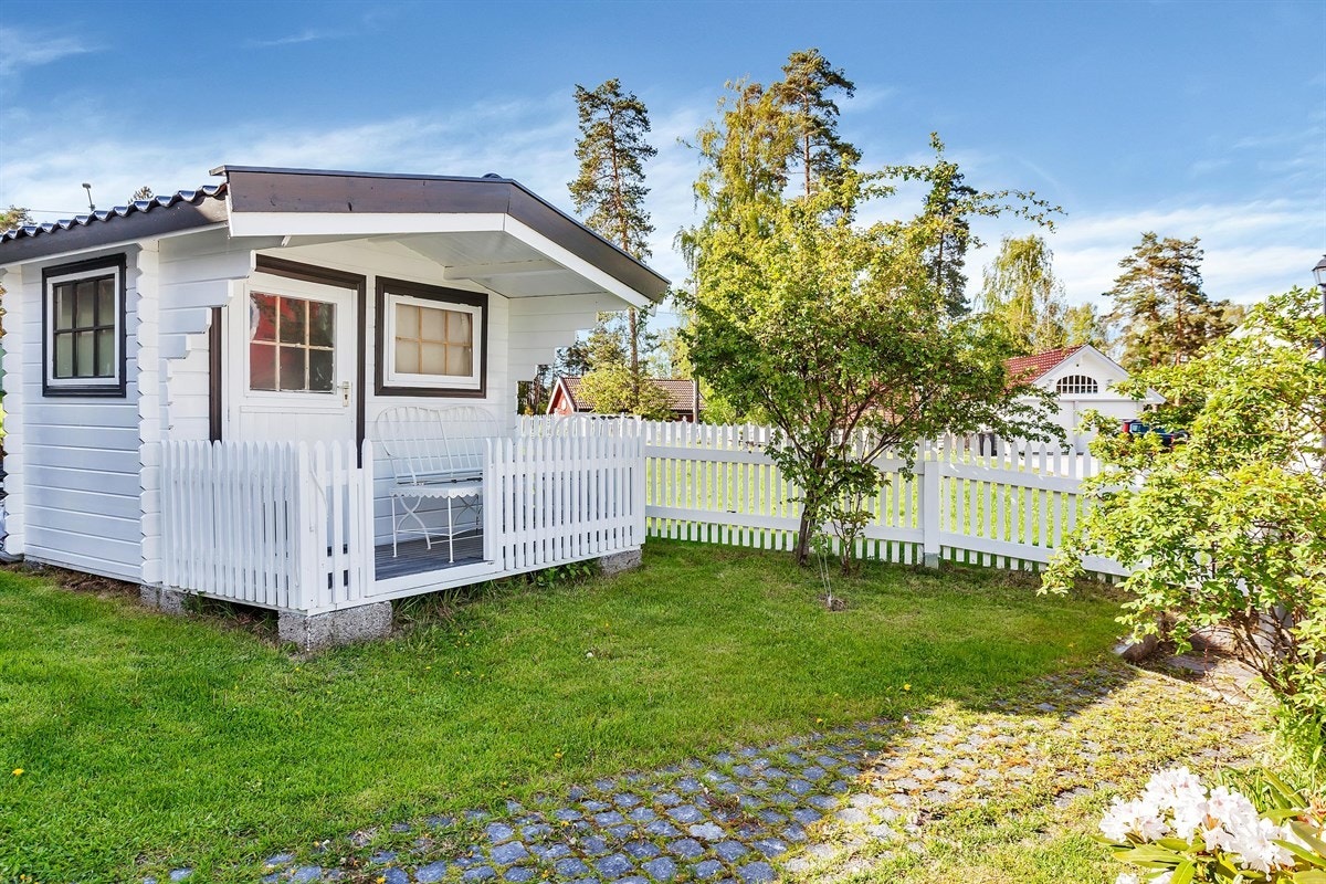 Lekestue/dukkehus i hagen Galleribilde