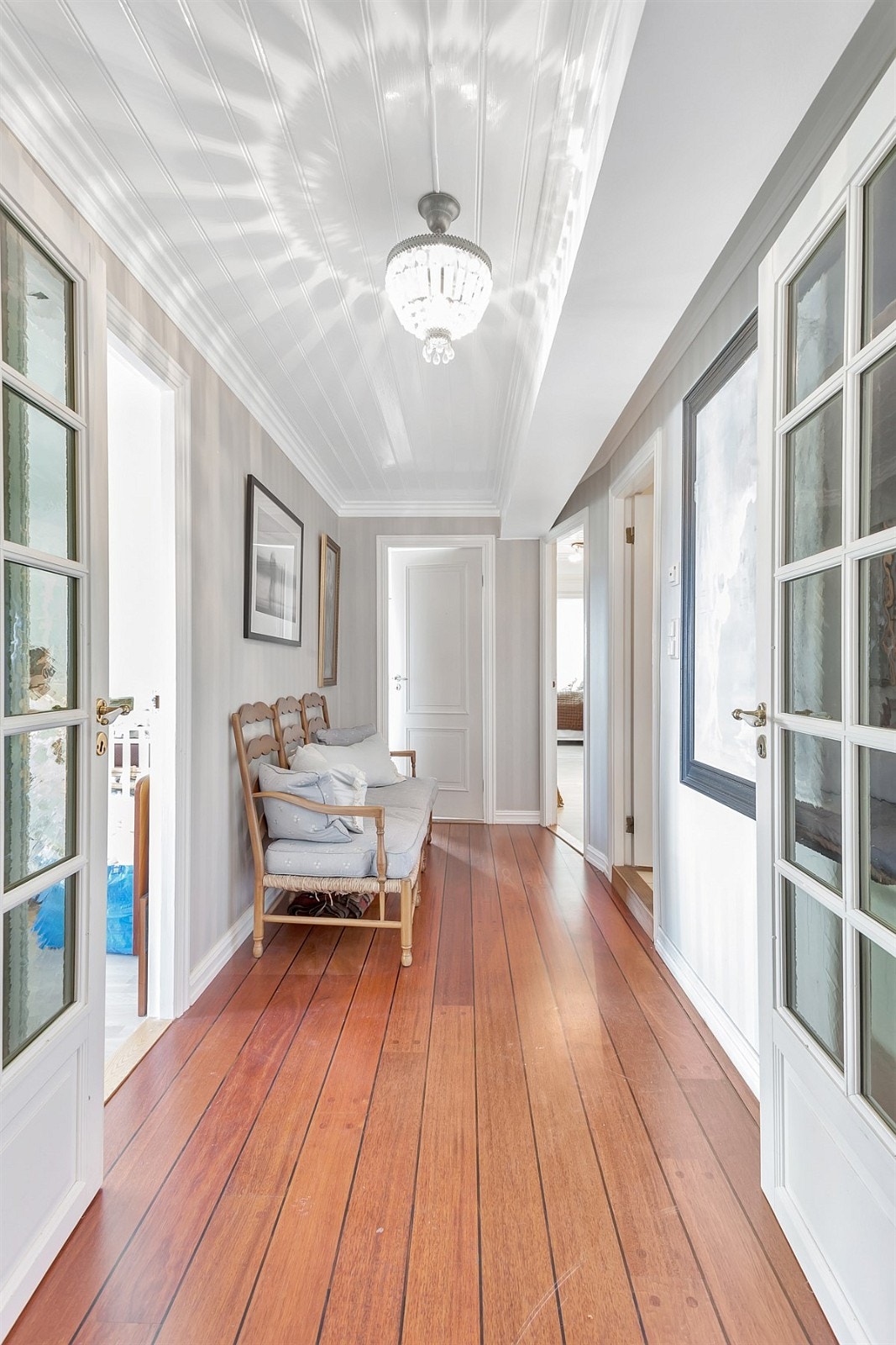 Gang inn til hovedsoverom og baderom Galleribilde