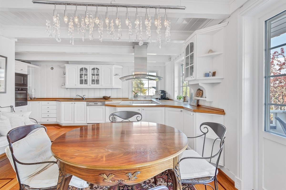 Spiseplass ved kjøkken samt kjøkken Galleribilde