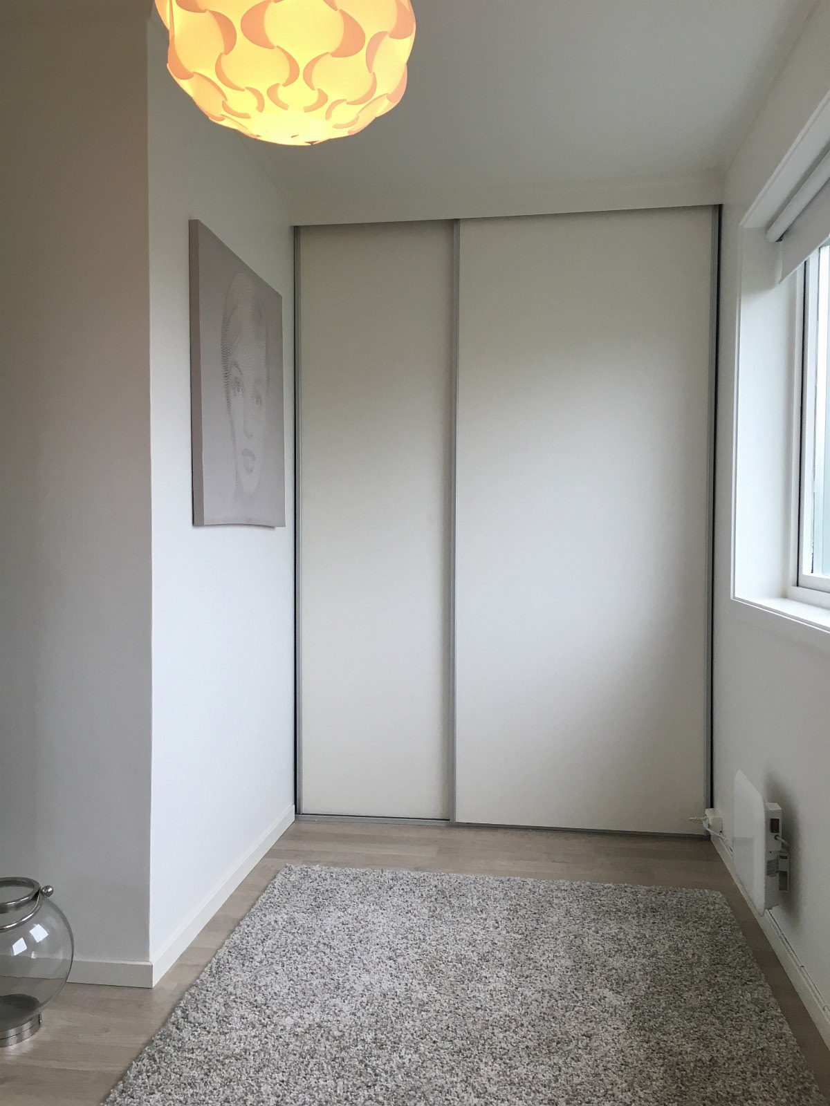 Soverom 1, garderobe med skyvedør, Galleribilde