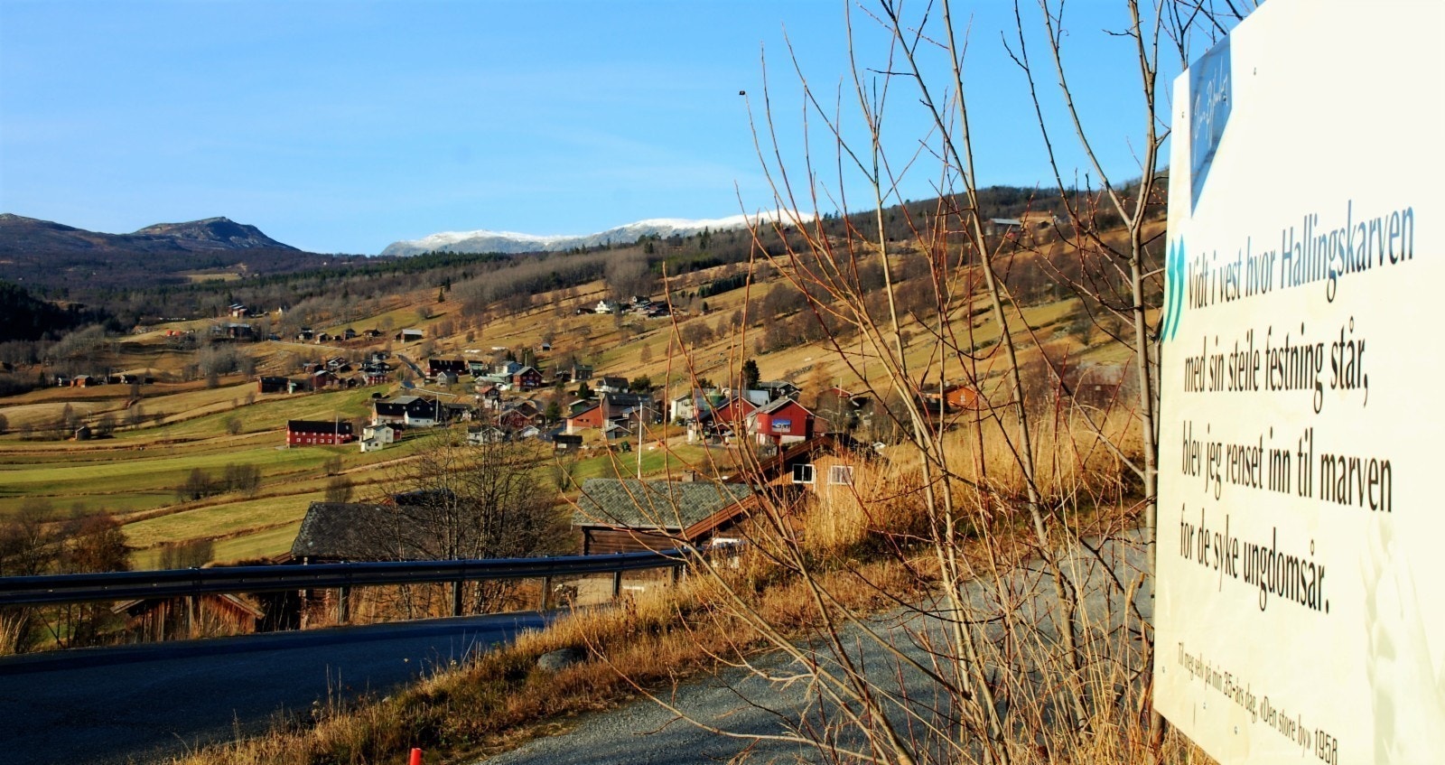 LEVELD.
Jens Bjørnebo-utstillinga består av sitat plassert på skilt, låve- og garasjeveggar. Galleribilde