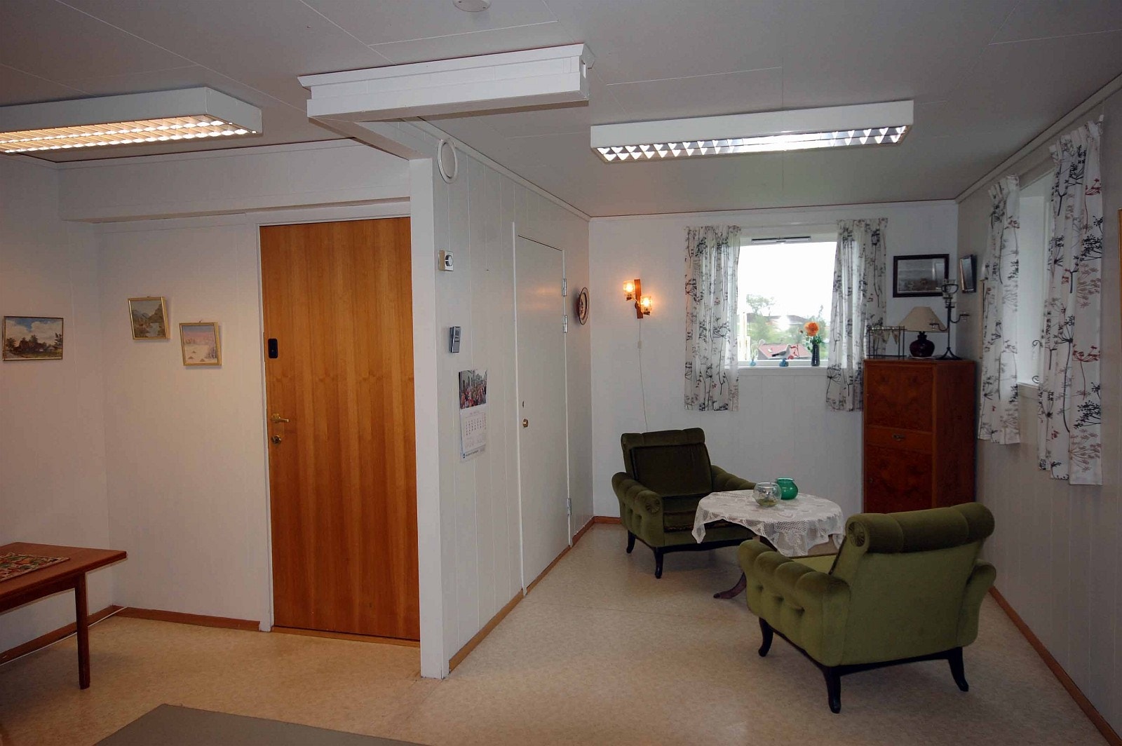 Døra går ut til ein romslig gang. Galleribilde