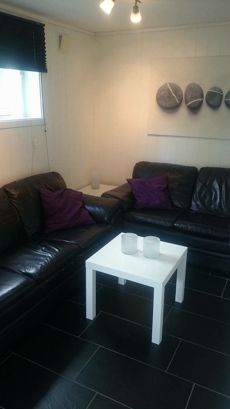 Stue med sofagruppe og tv, varme i gulvet. Galleribilde