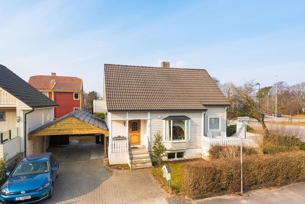 Enebolig med fin hage. Galleribilde