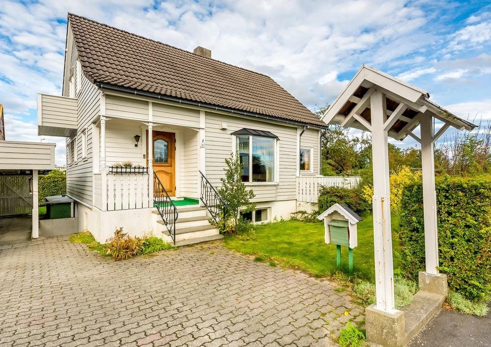 Inngangsparti (bilde tatt før ny carport ble bygget). Galleribilde