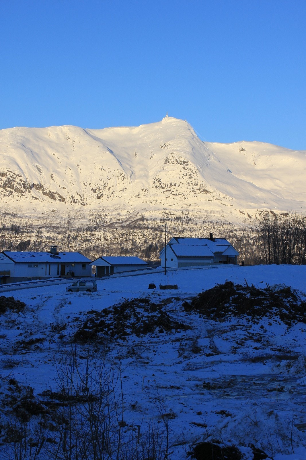 Tidleg morgonsol- utsikt frå feltet Galleribilde
