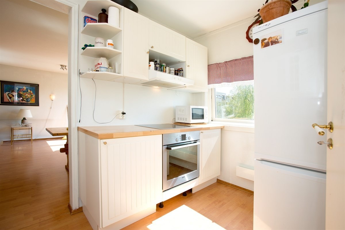 Kjøkkenet ble modernisert i 2003 og fremstår som trivelig med laminat på gulv, lysmalte vegger og et vindu som gir fint lysinnslipp. Galleribilde