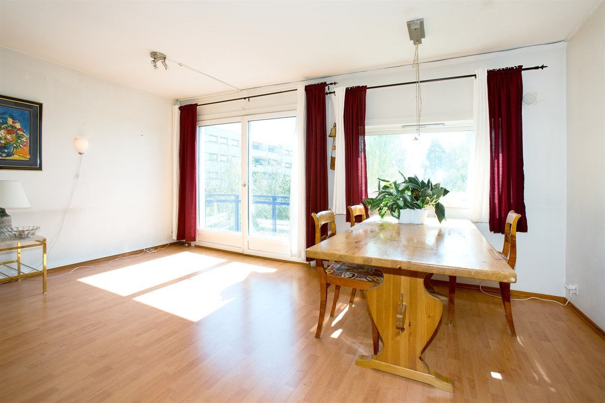 Stuen har god plass for sofaløsning med tilhørende møblement og spisebord. Galleribilde