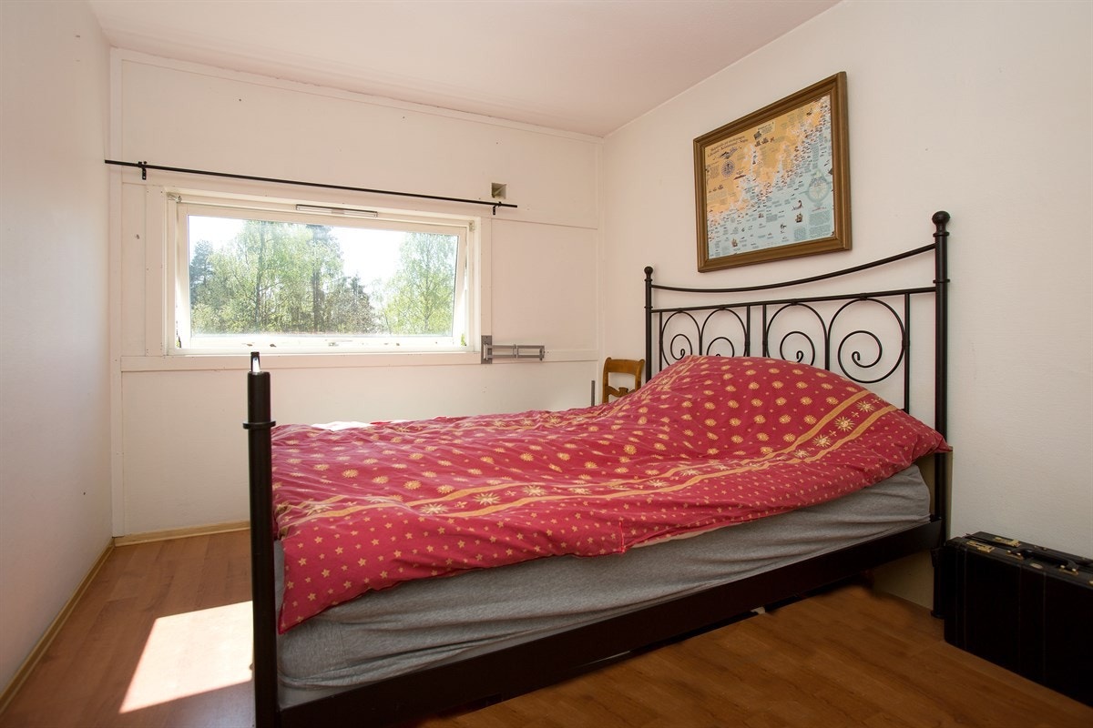 Leiligheten har ett romslig soverom med god plass for garderobeløsning. Galleribilde