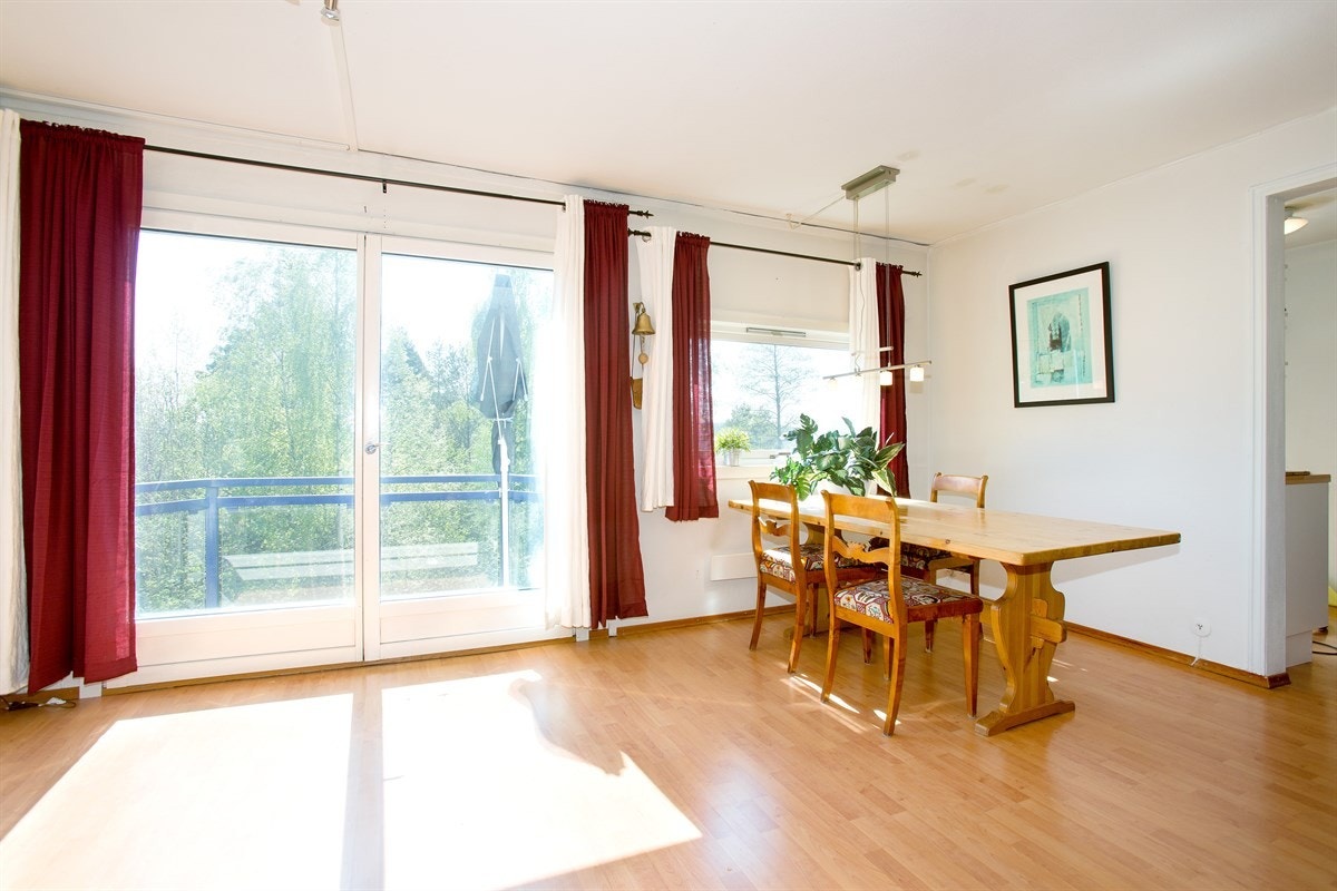 Leiligheten har en romslig og hyggelig stue med pen laminat på gulv og lysmalte vegger. Galleribilde