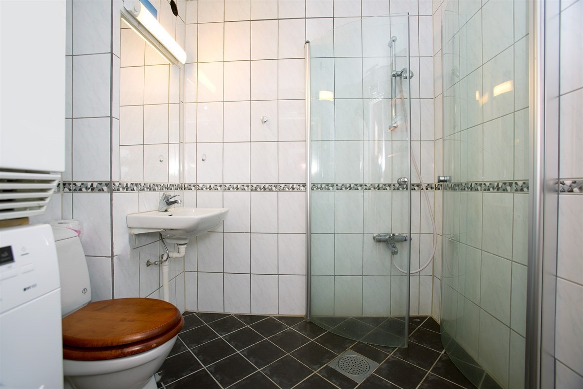 Badet, som ble overflateoppusset i 2005, har mørke, skråstilte fliser på gulv og hvite fliser på vegg med innslag av dekorflis. Galleribilde