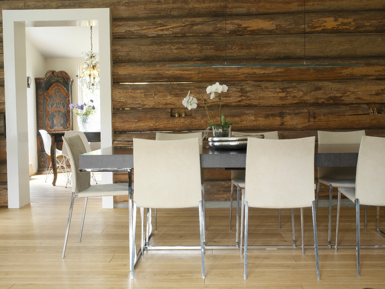 Fra spisestue inn mot kjøkkenet med tidl. innredning: Galleribilde