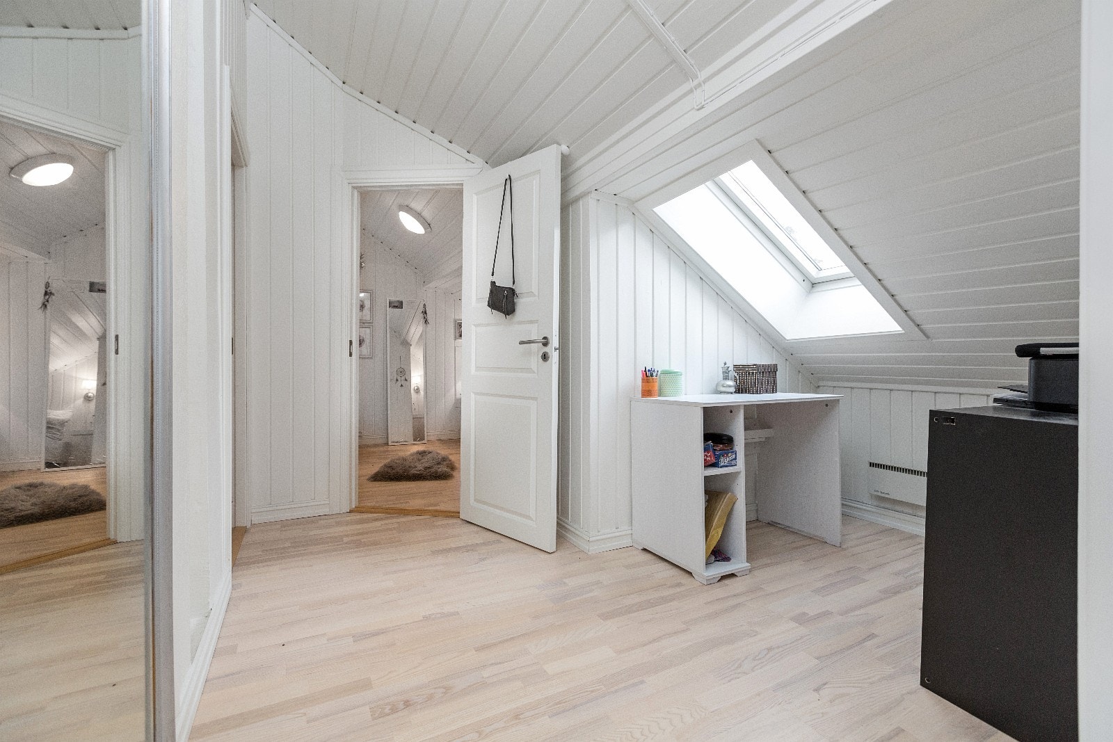 Kontorplass med takvindu Galleribilde