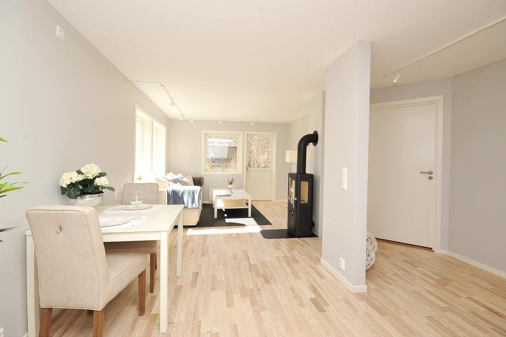 Velkommen til Mindes vei 4 A og B - en flott tomannsbolig. Du kan velge 1. eller 2. etasje. Galleribilde