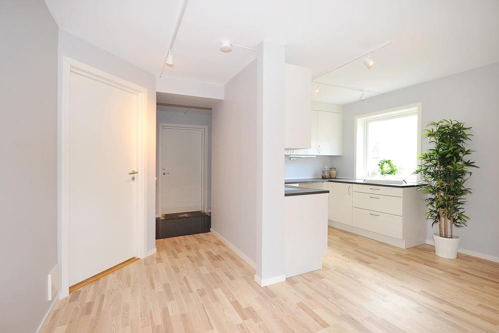 Det er en åpen og lys planløsning i leiligheten. Galleribilde