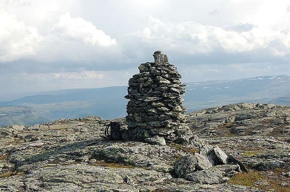 Varde på toppen av Store Ishaug, 1485 moh, sydøstover.
Toppen av Grytehorgi ses til venstre i bildet, og Berakupen til høyre. Galleribilde