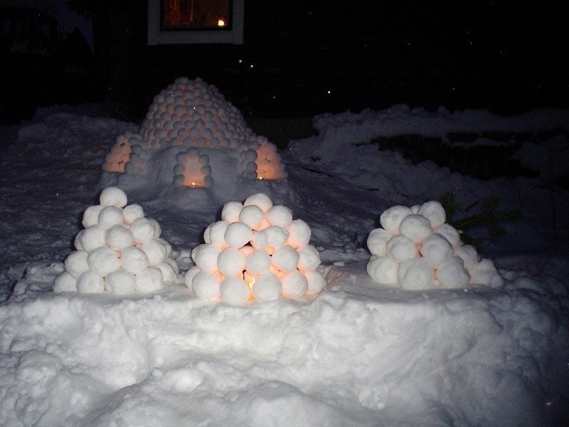 Vinteren på fjellet byr på mange muligheter, bygging av snølykter er en av dem, og kan gi en nydelig stemning. Galleribilde