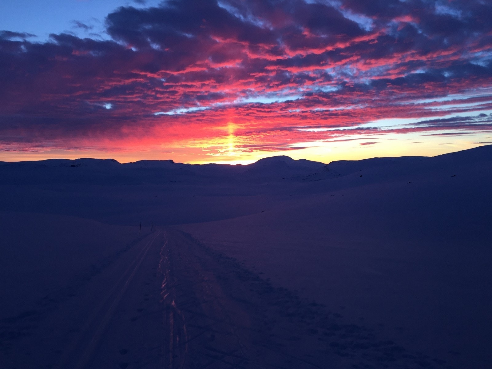 Solnedgang sett fra Leirhalsen.
Store Ishaug til høyre, retning Isdalen.
Skitur 14 mars, Leirhalsen - runden. Galleribilde