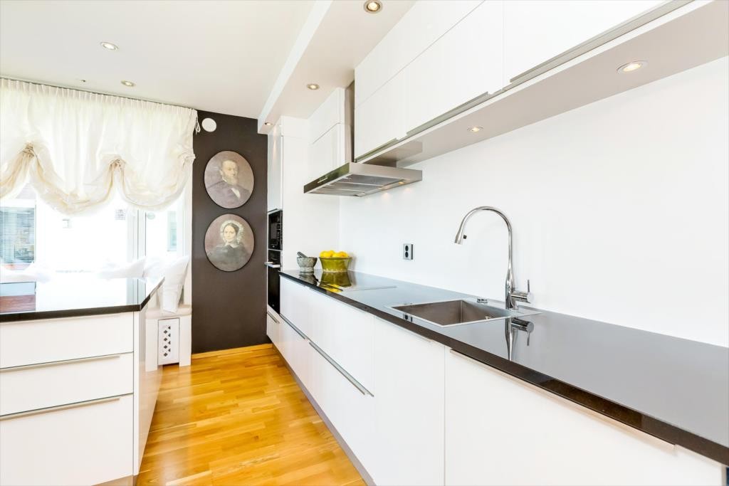 Benkeplate i granitt Galleribilde