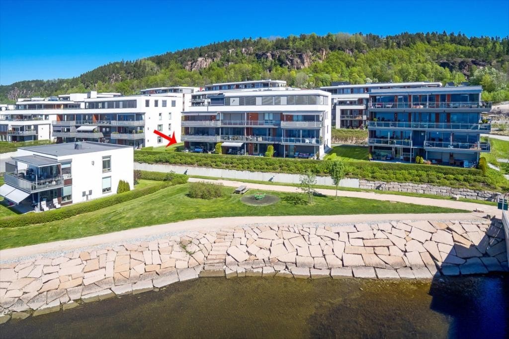 Leiligheten har en flott fjordutsikt og er meget solrik. Galleribilde
