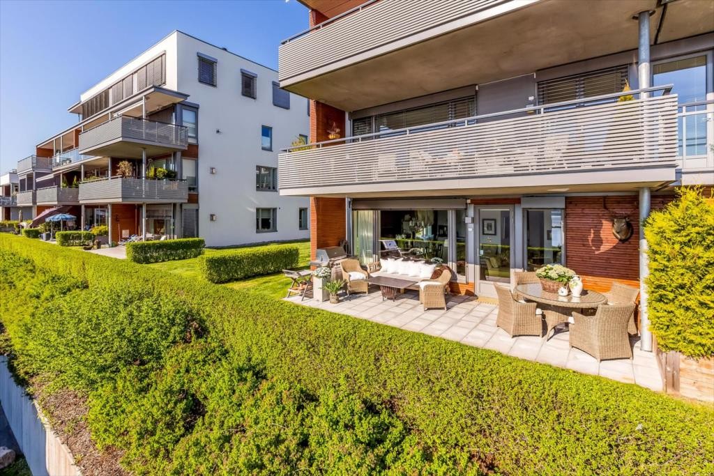 Stor terrasse med utgang fra stuen Galleribilde