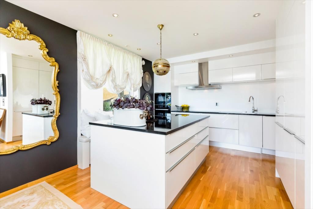 Moderne kjøkken med integrerte hvitevarer Galleribilde