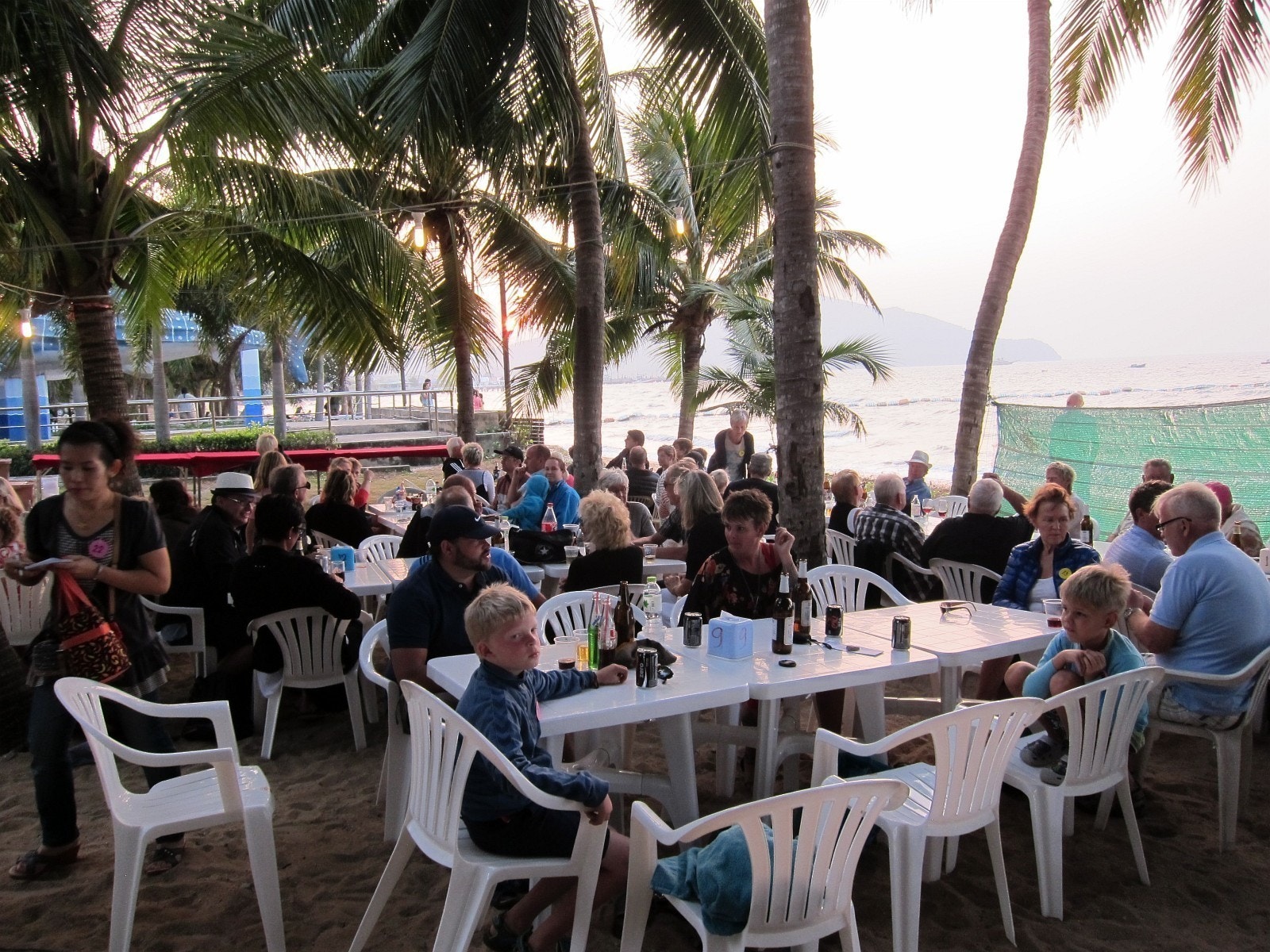 Grillfest på stranden Galleribilde